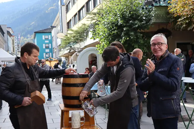 Bgm. Herbert Mayer (rechts) applaudierte seinen beiden Stellvertretern für den Bieranstich. | Foto: Thomas Seelos