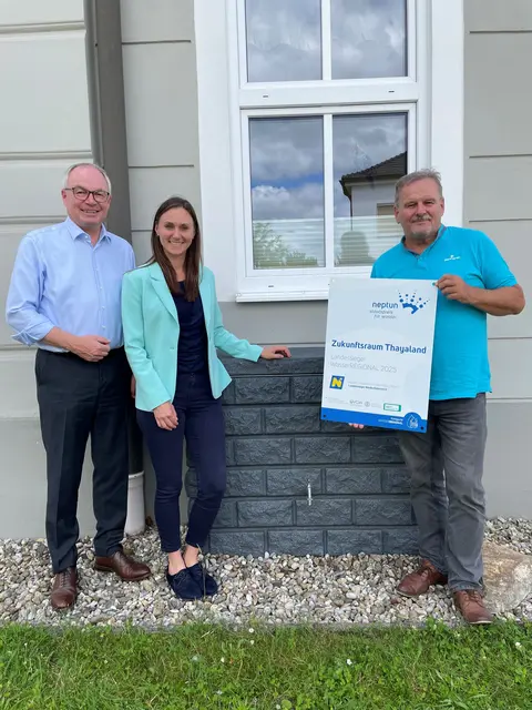 Neptun-Staatspreis 2025 an das Projekt "Regenwasser-Be-Halteregion Thayaland“: Stephan Pernkopf, Viktoria Hutter und Eduard Köck (v.l.) vor einer Regentonne im "Mauerdesign" (man sieht unten den Wasserhahn). | Foto: Land NÖ