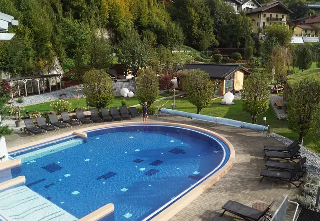 Das Freibad, dahinter die beeindruckende Saunawelt. | Foto: Josef Wind