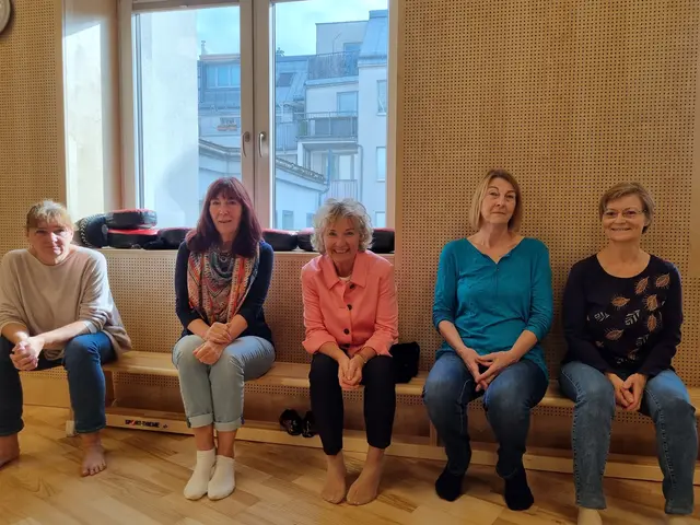 In der VHS Ottakring nahmen zahlreiche Seniorinnen und Senioren an einem Selbstverteidigungskurs teil. Mit dabei Seniorinnen- und Seniorenbeauftragte der Stadt Wien, Sabine Hofer-Gruber (Mitte). | Foto: Kristóf Paksánszki/MeinBezirk