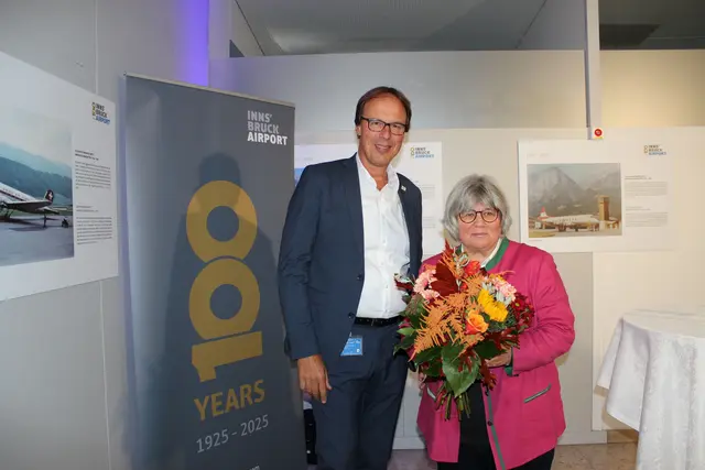 Flughafengeschäftsführer Dipl.-Ing. Marco Pernetta bedankt sich bei Dr. Tanja Chraust und überreicht ihr einen Blumenstrauß | Foto: Nicole Kehle