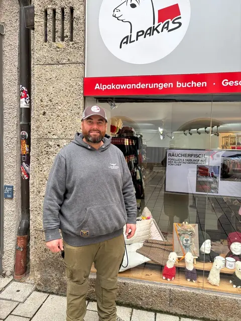 Daniel Schartner eröffnet Alpaka-Shop im Herzen von Hallein. | Foto: Martina Rethmeier