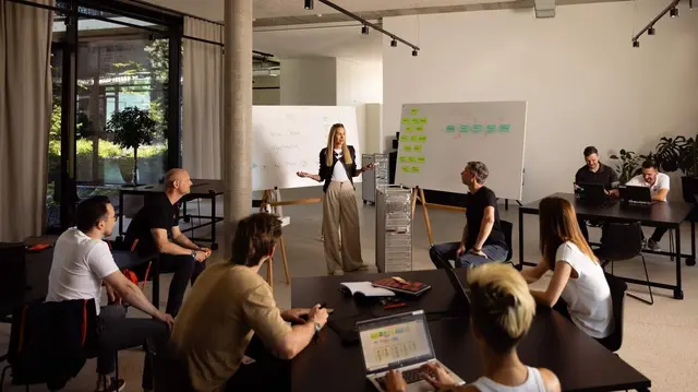 "Darüber hinaus startet hier", so das Motto des Welser Unternehmens Nimble Innovation, das sein Portfolio in Sachen KI nun für ganz Österreich anbieten will. | Foto: Nimble Innovation