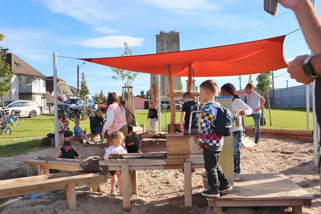 Im Nu übernahmen die Kinder den Spielplatz und füllten ihn mit fröhlichem Leben.  | Foto: Edith Ertl