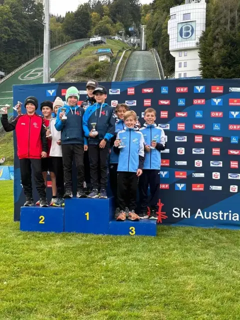 Vom obersten Treppchen lachte beim Schüler-Teambewerb im Rahmen des Austriacups in Bischofshofen das junge Skisprung-Trio aus Oberösterreich mit Nevio Paschinger (1. Platz, rechts) sowie Niklas Bruckbauer und Joachim Eitzlmair. Die Plätze 2 und 3 gingen an die Schülerteams aus Salzburg und Tirol.  | Foto: UVB Hinzenbach