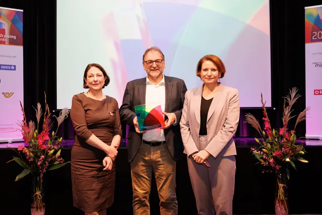 v.l.n.r.: Laudatorin Sophie Lauringer (Chefredakteurin Der Sonntag), Reinhard Heiserer (Geschäftsführer Jugend Eine Welt) Ruth Williams (Geschäftsführerin Fundraising Verband Austria). | Foto: Sima Prodinger