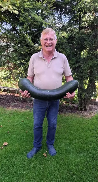 Herbert Zauner mit dem 12 Kilo schweren Riesenkürbis. | Foto: Maria Luger