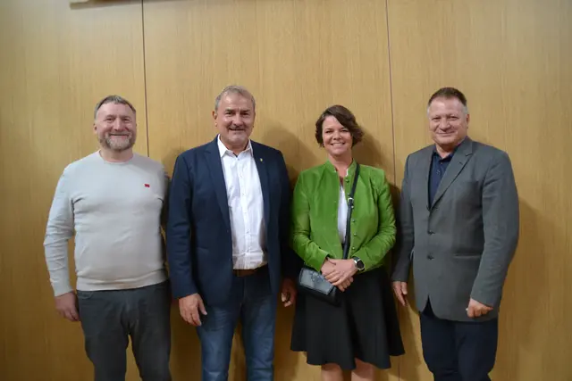 Eine Brücke, die verbindet (v.l:) Rok Mlkar (Bauaufsicht), Bgm. Johann Lappi, Andrea Bund (Natura 2000) und Bgm. Štefan Žvab | Foto: Gemeinde