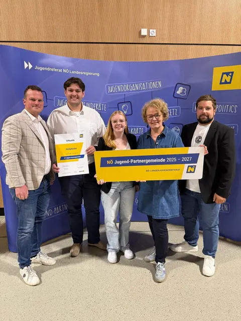 Bei der Verleihung des Zertifikats waren Vertreter aus Politik und Jugend vor Ort. Vlnr: VzBGM Alexander Eckhardt, Jugend-Gemeinderat Felizian Aberham, GR Tamara Amon, LR Christiane Teschl-Hofmeister und der frühere Jugend-Gemeinderat Patric Scheuer.  | Foto: NLK Burchert. 