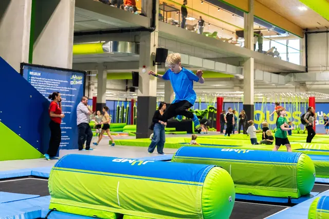 In den Herbstferien ist der Jump Dome Salzburg täglich von 9:00 bis 20:00 Uhr geöffnet – perfekt für alle, die sich an den freien Tagen so richtig auspowern, gemeinsam lachen und Neues erleben wollen. | Foto: Jump Dome Salzburg