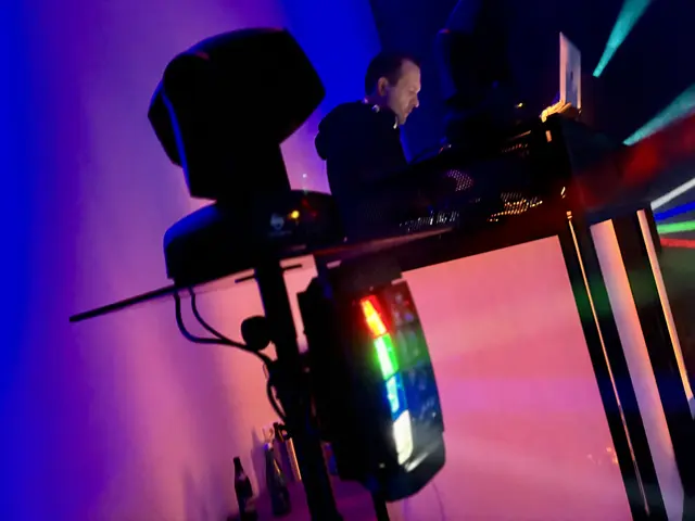 Ab 19 Uhr sorgt DJ CRIZZ mit den besten Hits der 70er, 80er und 90er sowie Pop und Alternative für eine ausgelassene Stimmung. | Foto: Markus Kahrer