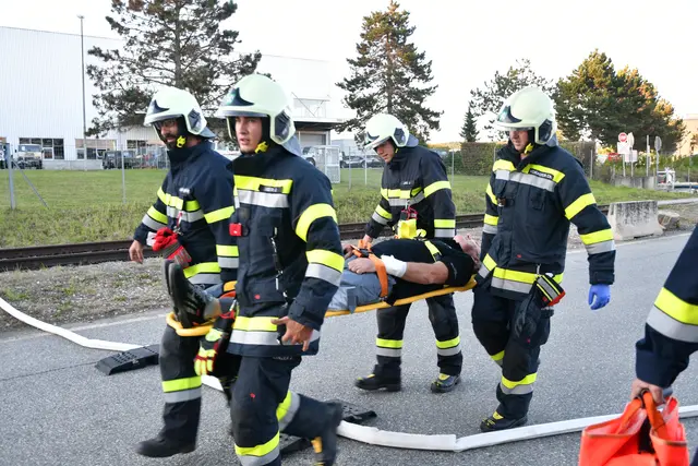 Bei der Abschnittsübung in Albersdorf wurden auch Personen und Puppen gerettet.  | Foto: BM d. V. Ing. Laura Heidenbauer