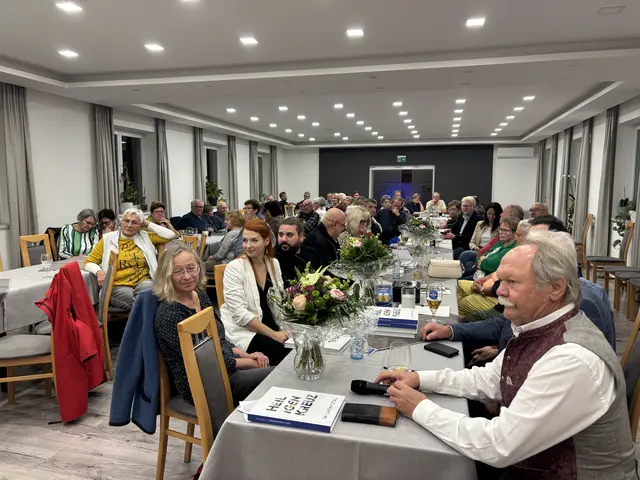 An der Buchpräsentation im Gasthaus Pummer nahmen zahlreiche Interessierte teil.  | Foto: Elisabeth Kloiber