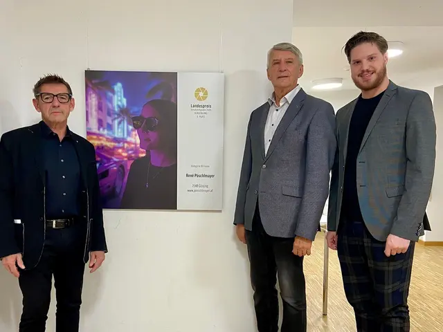 Eines der Landessieger-Fotos stammt von René Pöschlmayer (rechts), Innungsmeister Erwin Muik (links) und Bgm. Vinzenz Knor gratulierten. | Foto: Gemeinde Güssing