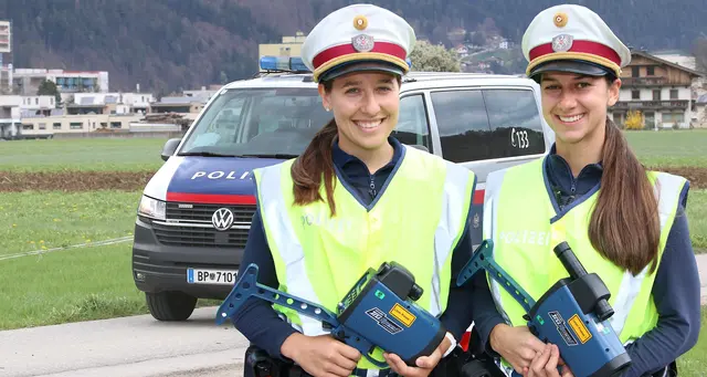 Im Einsatz für die Kinder in Terfens: Polizistinnen Insp. Miriam Kandler und Insp. Elisabeth Eller. | Foto: Foto: Walpoth