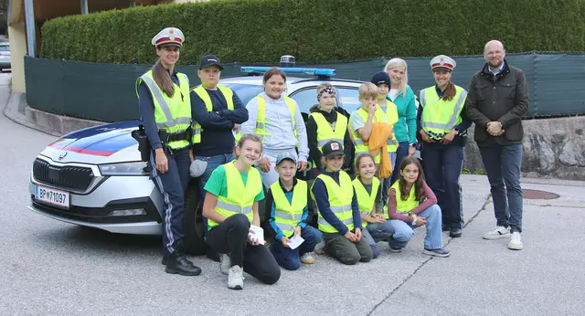 Bürgermeister Florian Gartlacher und Maria Angerer mit Schüler der 3. Klassen Vomperbach/Dorf lobten das Engagement der Polizei für die Aktion in Terfens. | Foto: Foto: Walpoth