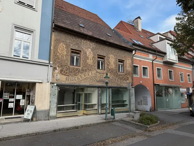Die ersten Renovierungsarbeiten am historischen Rakuscha-Haus am Voitsberger Hauptplatz laufen. | Foto: FPÖ