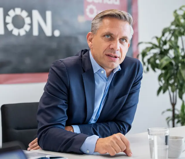 Wirtschaftsminister Wolfgang Hattmannsdorfer:
„Die Billigflut aus China bedroht nicht nur den heimischen Handel, sondern unsere gesamte Wirtschaftsstruktur, von Lehrstellen über Fachkräfte bis hin zur regionalen Wertschöpfung." | Foto: MeinBezirk/Siegl