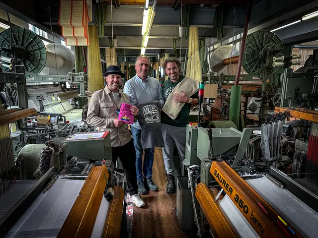 In Folge 25("Vom Zwirn zum Handtuch") erzählte Rudolf Strobl von Wirtex seine faszinierende Geschichte von der Übernahme der ältesten Textilweberei Österreichs und dem Erlernen des Handwerks von der Pike auf. | Foto: Waldviertel Tourismus/Julia Unger