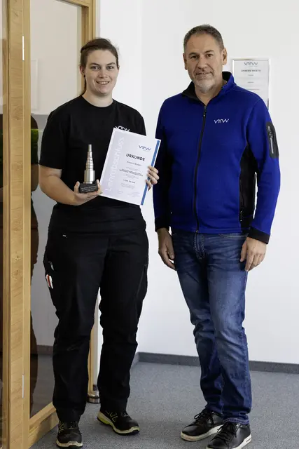 Erste Lehrabsolventin bei VTW: Victoria Binder bestand ihre Ausbildung mit Auszeichnung und erhielt einen handgefertigten VTW-Pokal von den Lehrlingen. Am Bild mit Personalleiter Christian Weber. | Foto: VTW