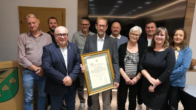 Ludwig und Erna Auer mit dem Gemeinderat Sautens