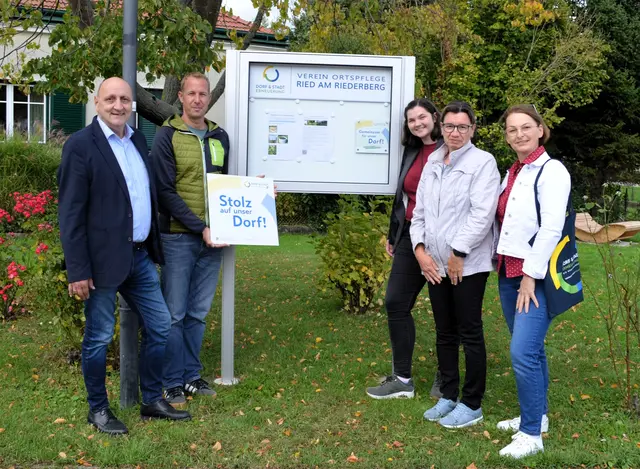 Bürgermeister Gerald Höchtel, Vereinsobmann Andreas Schandl, Julia Brandl (Dorf- und Stadterneuerung), Martina Reisinger, GR Annemarie Freitag | Foto: Marktgemeinde Sieghartskirchen