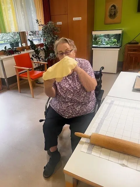Frau Fink beim Strudelteigziehen | Foto: PBZ Gutenstein