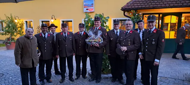 „Kommandant Erich Hießberger feierte seinen 60. Geburtstag. Unter den Gratulanten befanden sich Bürgermeister Peter Hießberger, Kommandant-Stv. Matthias Müllner, Ehrenkommandant Rudolf Müllner sowie ÖKB-Obmann Johann Neubauer - die Gemeindevertreter, Kameraden und Freunde feierten gemeinsam im Heurigenlokal der Familie Müllner.“
Im Bild: ÖKB-Obmann Johann Neubauer, gfGR Daniel Zimmel, Richard Fink, FF-Ehrenkommandant Rudolf Müllner, Kommandant-Stv. Matthias Müllner, Verwalter Jürgen Rockenbauer, Bürgermeister Peter Hießberger, ÖKB-Kassier Armin Daxböck, JBK-Obmann Christian Müllner | Foto: Christian Ratheyser