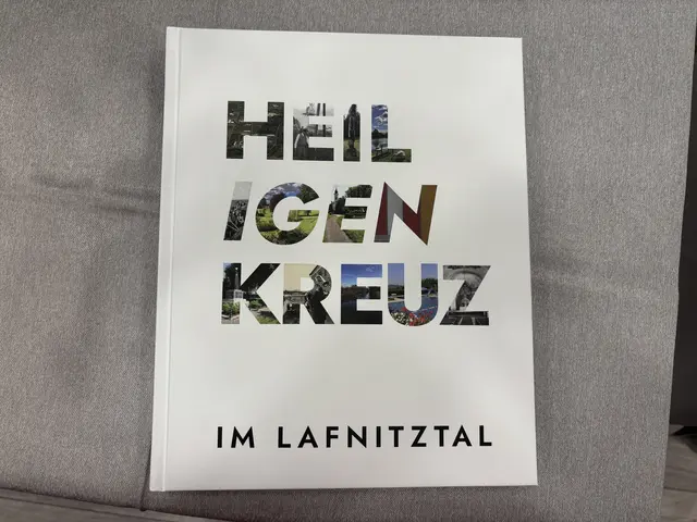 Das Buch ist ab sofort im Gemeindeamt Heiligenkreuz erhältlich.  | Foto: Elisabeth Kloiber
