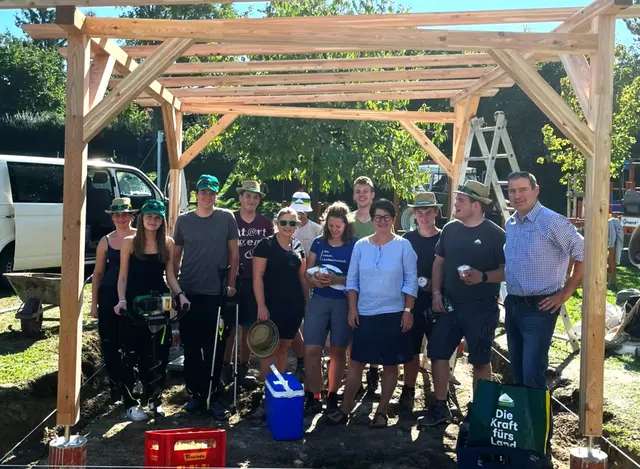 Landjugendgruppe Tullnerfeld mit Lagerhaus-Funktionär Karl Mayr | Foto: Lagerhaus Tulln-Neulengbach