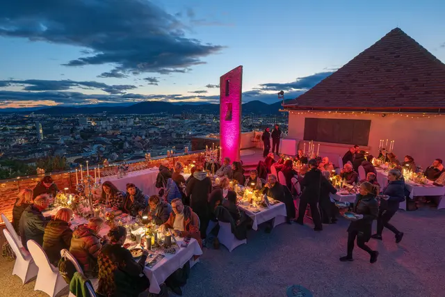 Über den Dächern von Graz, in der Kanonenbastei des
Schlossbergs, sorgte Christof Widakovich vom Restaurant Schlossberg für den fulminanten
Abschluss. | Foto: Region Graz/Lunghammer