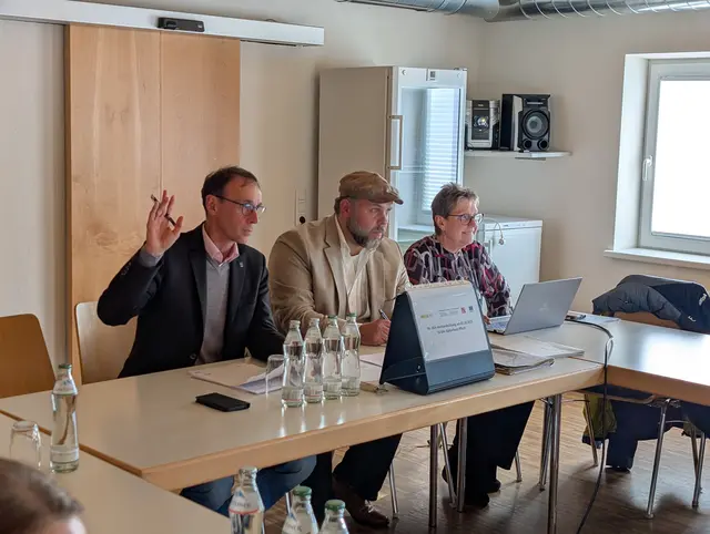 Obm. Günter Salchner, Johannes Schießl (Mitte) und Ursula Euler bei der Vollversammlung der Regionalentwicklung. | Foto: REA