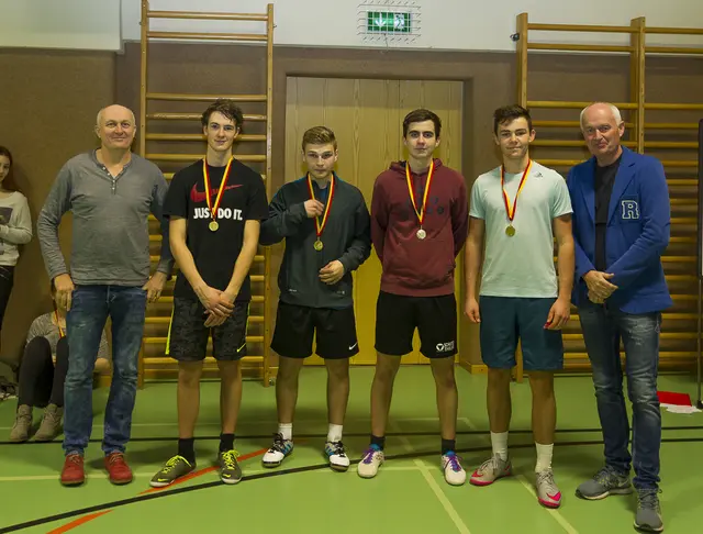 Alfred Liebmann it seinen Schülern Tobias Horvath, Nikolaus Draxler, Philipp Patzelt, Tobias Pürrer und Fachinspektor Winfried Leonhardt. | Foto: Foto: privat/Eva Maria Plank