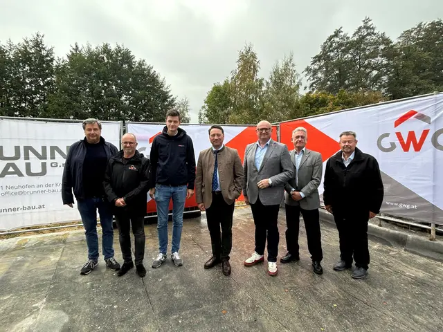 Fotobeschreibung: v.l.: Harald Brunner (Eigentümer Brunner Bau), Thomas Gruber (Bauleiter GWG), Sebastian Brunner (Eigentümer Brunner Bau), LHStv. Manfred Haimbuchner (Wohnbaureferent Land OÖ), Wolfgang Steiger (Geschäftsführer GWG), Nikolaus Stadler (Geschäftsführer GWG), Herbert Fürst (Bürgermeister Engerwitzdorf) | Foto: GWG Linz