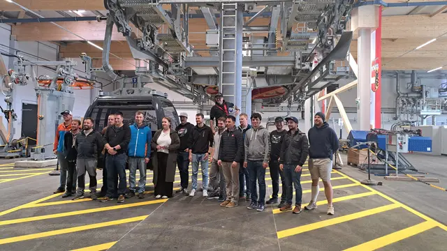 Erfolgreiche Absolventinnen und Absolventen in der Leerhalle der LBS Hallein. | Foto: BFI Salzburg