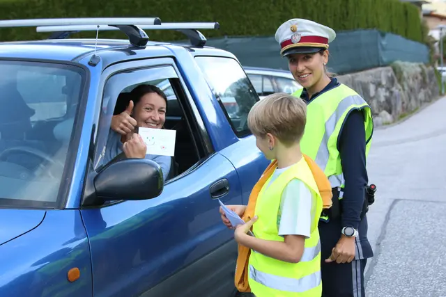 Die braven Autofahrer bekamen ein Lächeln und einen selbstgebastelten "Strafzettel" mit einem Smiley. | Foto: Foto: Walpoth
