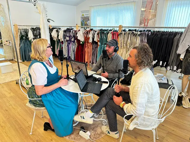 Elfi Maisetschläger im Gespräch mit Karli und Pascal. | Foto: Waldviertel Tourismus/Julia Wohlmuth