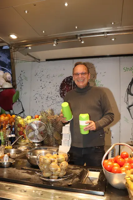 Werner Niederwinkler präsentiert den Shakin Juicer. | Foto: Kendlbacher