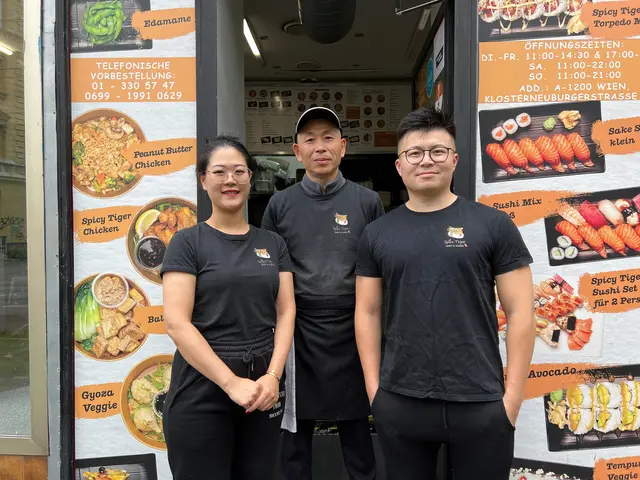 Das Spicy Tiger Team v.l.n.r.: Pan Ting Ting mit Vater Pan Haijun und Ehemann Wang Haichao.  | Foto: Lea Bacher 