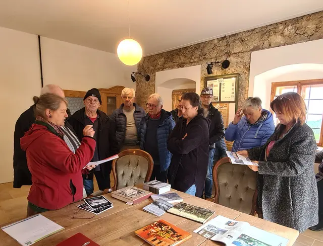 Im Rahmen einer Veranstaltung am 7. Oktober im JederHaus und La Bella in Reichenau trafen sich die Topothekare beim „Café Seinerzeit“ zum Gedankenaustausch. | Foto: Wimmer