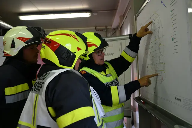 Der Lageplan wurden genau studiert. | Foto: BM d. V. Ing. Laura Heidenbauer