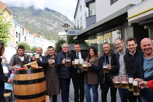 Beim Bieranstich wurde auf eine 20-jährige Erfolgsgeschichte angestoßen. | Foto: Thomas Seelos