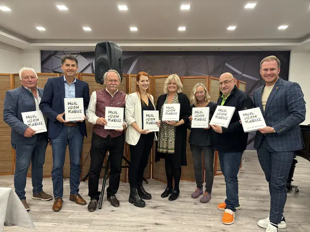 Stolz über das neue Heiligkreuzer Gemeindebauch: Vizebürgermeister Georg Pataki, Bezirkshauptmann Harald Dunkl, Bürgermeister Edi Zach, Carina Fasching, Petra Werkovits, Elisabeth Lexer, Peter Vukics und Landtagsabgeordneter Fabio Halb (von links). | Foto: Elisabeth Kloiber