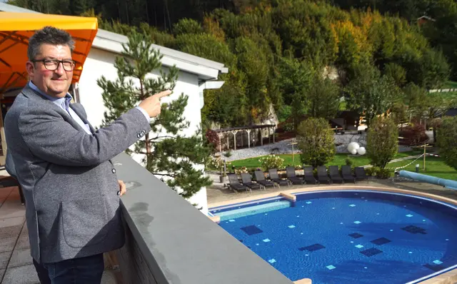 Gollings Vizebürgermeister Stefan Loidl zeigt auch die Wellness-Landschaft. | Foto: Josef Wind