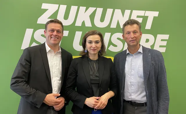 Klima-Landesrat Stefan Kaineder, Justizministerin Alma Zadic und Otto Leodolter, Geschäftsführer Löffler GmbH (v.l.n.r.). | Foto: BRS