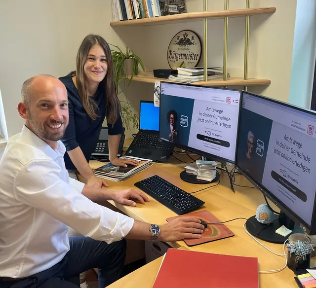 Bürgermeister David Egger und Neumarkts EDV-Leiterin Josipa Sabljak. | Foto: Stadtgemeinde Neumarkt