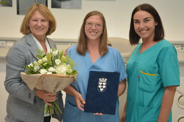 Pflegedirektorin Silvia Hickelsberger und Stationsleitung Beatrix Perschon gratulierten Lydia Burger (Bildmitte) zum gemeisterten Weiterbildungsabschluss. | Foto: Landesklinikum Korneuburg-Stockerau