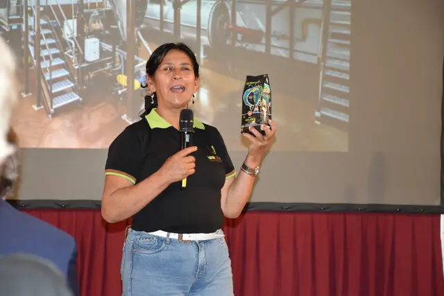 Rosa Gómez Carrasco freut sich, dass uns ihr Kaffee so schmeckt. | Foto: Alexandra Goll