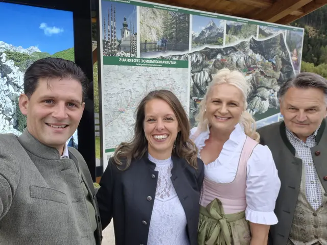 Machten sich hier auf den Weg ins Kavalierhaus zur Regionalitätspreisverleihung 2025, v. li.: Der Zederhauser Bürgermeister Thomas Kößler (Obmann Naturpark Riedingtal), Nicole Fuchsberger (Mitarbeierin bei LEADER Biosphäre Lungau), Petra Lüftenegger (Geschäftsführerin von LEADER Biosphäre Lungau), Franz Gfrerer (Geschäftsführung und Gebietsbetreuung Naturpark Riedingtal). | Foto: LEADER Biosphäre Lungau