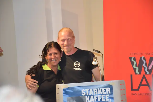 Julian Fellner begleitet Rosa auf ihren Vorträgen und übersetzt. | Foto: Alexandra Goll